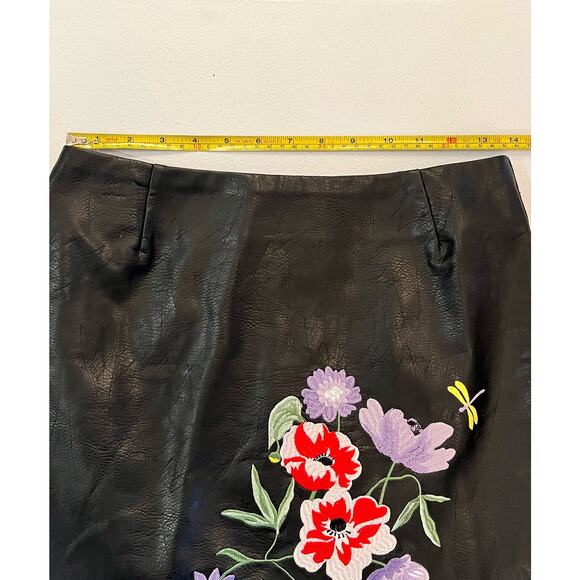 H&M Size US 6 Black Faux Leather Floral Embroidered Mini Raw Hem Biker Skirt - Picture 6 of 6